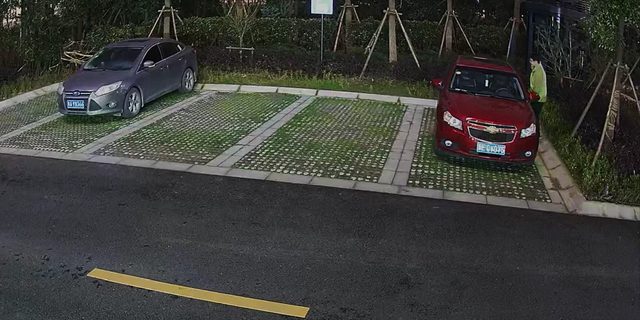ColorVuカメラで夜間に撮影した駐車場のカラー映像